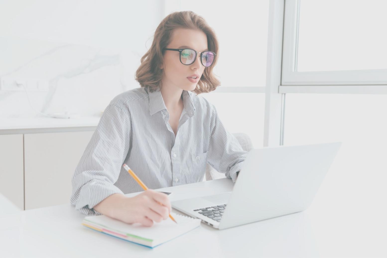 Professionelle Finanzberatung in modernem Büroumfeld